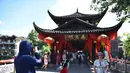 Para wisatawan mengabadikan foto di objek wisata Kota Furong di Wilayah Yongshun, Provinsi Hunan, China tengah (2/8/2020). Dengan menerapkan sejumlah langkah pencegahan epidemi, objek wisata tersebut mencatat peningkatan kunjungan turis selama liburan musim panas. (Xinhua/Chen Sihan)