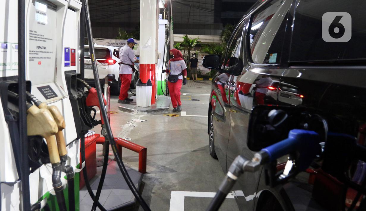 Kendaraan mengisi bahan bakar minyak (BBM) di sebuah SPBU di Jakarta, Kamis (31/3/2022). PT Pertamina (Persero) akan memberlakukan tarif baru BBM jenis Pertamax menjadi Rp 12.500 pada 1 April 2022. (Liputan6.com/Herman Zakharia)