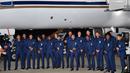 Para pemain Brasil menggunakan setelan jas saat tiba di Sochi airport, Rusia, (11/6/2018). Brasil berada pada grup E dengan Kosta Rika, Swis dan Serbia. (AFP/Nelson Almeida)
