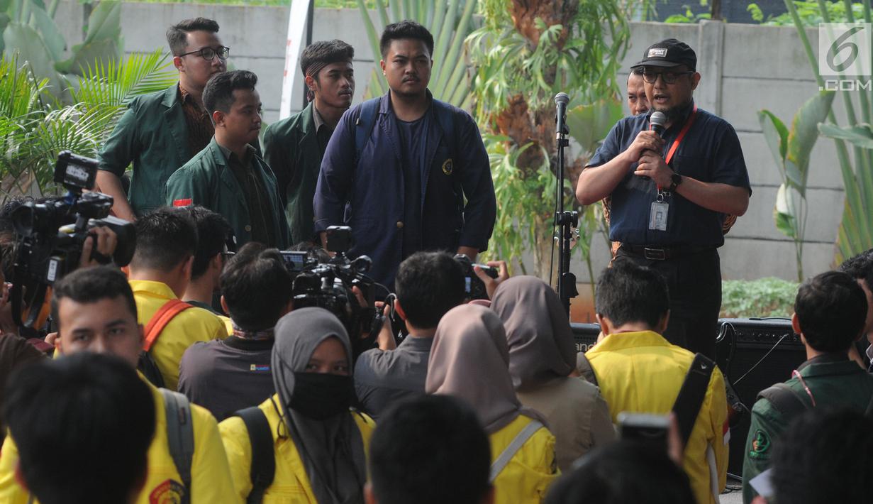 Penyidik KPK Novel Baswedan menemui puluhan mahasiswa yang sedang menggelar aksi di lobi Gedung Merah Putih KPK, Jakarta, Kamis (12/9/2019). Aksi dilakukan sebagai bentuk penolakan terhadap perubahan Undang-undang Komisi Pemberantasan Korupsi atau revisi UU KPK. (merdeka.com/Dwi Narwoko)