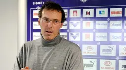Bordeaux's coach Laurent Blanc takes part in a press conference on November 14, 2008, two days ahead of the French L1 football match Lyon vs. Bordeaux. AFP PHOTO PIERRE ANDRIEU 