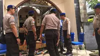 Rumah duka AKP Abdul Munir di kawasan Pamulang, Tangerang Selatan, Banten. Ia salah satu penumpang pesawat Skytruck P 4201 milik Polri yang jatuh di perairan Lingga, Kepulauan Riau. (Liputan6.com/Pramita Tristiawati)