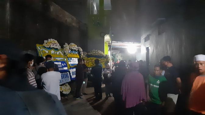 Suasana rumah Yodi Prabowo, editor Metro Tv yang jasadnya ditemukan di pinggir tol Ulujami, Jakarta Selatan, dipenuhi dengan isak tangis keluarga dan kerabat. (Foto:Liputan6/ Pramita Tristiawati)