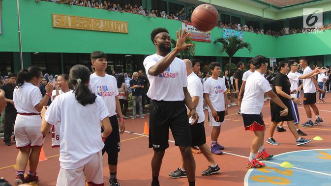 Pemain NBA dari Boston Celtics, Jaylen Brown memberikan coaching clinics untuk siswa-siswi di SMAN 28 Jakarta, Kamis (26/7). Kegiatan tersebut untuk memperkenalkan olahraga basket bagi anak-anak. (Liputan6.com/Arya Manggala)