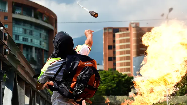 Bom Molotov dan Ketapel Jadi Senjata Demonstran di Venezuela-AFP-20170427