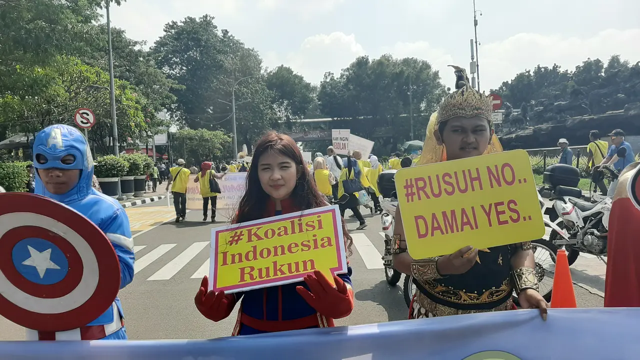Sejumlah orang berpakaian superhero di kawasan Patung Dua, saat sidang lanjutan Pilpres 2019 di MK.