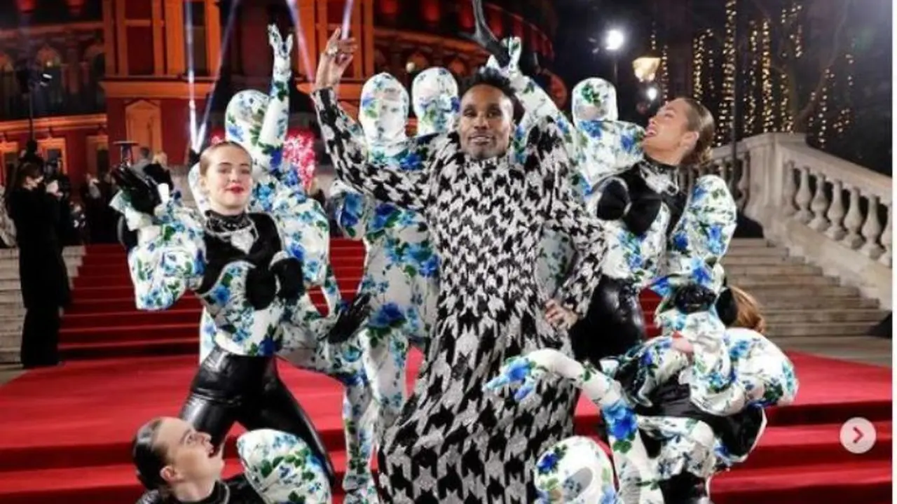 Tampilan Dramatis Billy Porter di Fashion Awards 2021, Pakai Gaun dan Bawa Rombongan Penari
