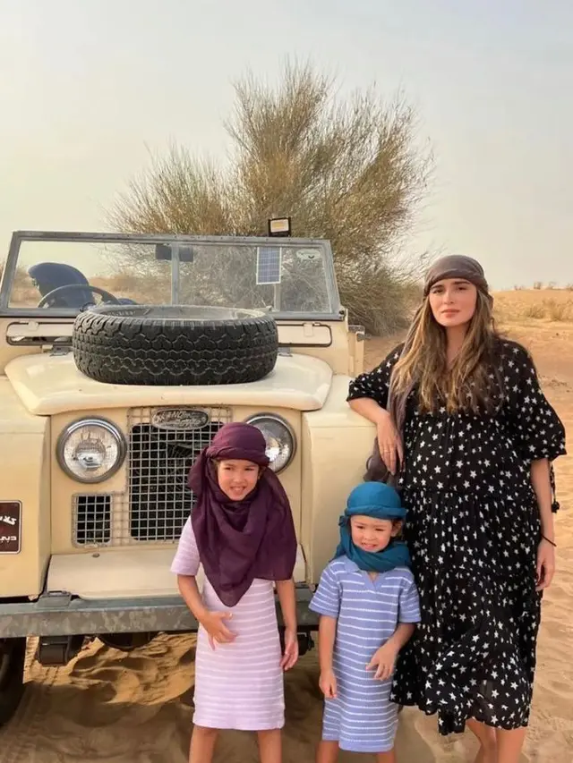 6 Gaya Minimalis Yasmine Wildblood Babymoon ke Timur Tengah, Tampil Cantik dengan Keffiyeh