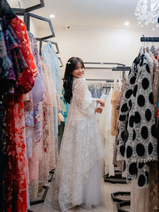 Inspirasi baju lace cantik warna putih ala Fuji untuk merayakan hari besar. Fuji tampil bak princess dengan outfit yang satu ini.  [Foto: Instagram/fuji_an]