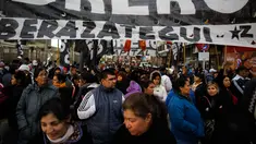 Puluhan ribu pekerja berkumpul di Plaza de Mayo, Buenos Aires, Argentina, Selasa (22/8). Kelompok serikat pekerja Argentina unjuk rasa memadati jalanan ibukota. (Victor R. Caivano/AP)