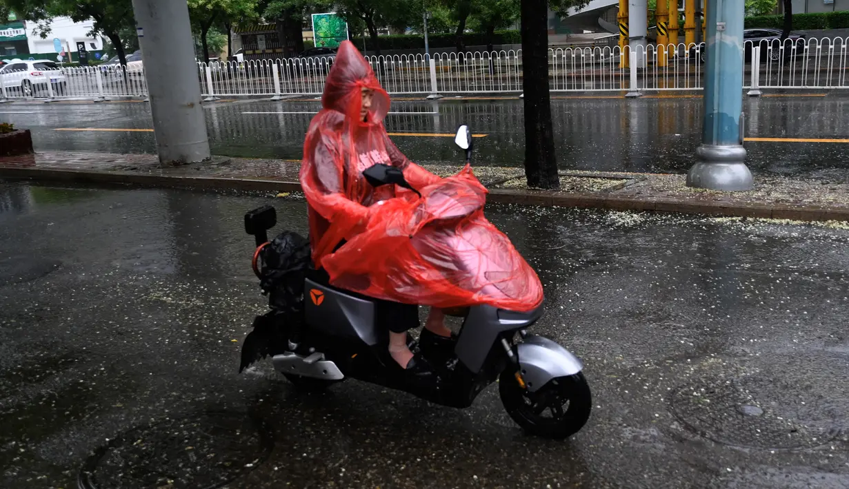 Biro meteorologi Beijing mengatakan bahwa ibukota akan mengalami hujan lebat mulai Sabtu malam hingga Selasa pekan depan, menurut Xinhua. (Pedro PARDO / AFP)