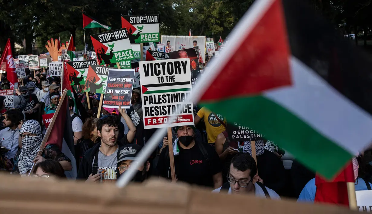 Orang-orang memegang plakat dan melambaikan bendera Palestina dalam sebuah protes pro-Palestina saat Konvensi Nasional Partai Demokrat (DNC) berlangsung di Chicago, Illinois, pada 22 Agustus 2024. (CHRISTIAN MONTERROSA/AFP)