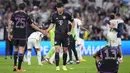Reaksi kecewa para pemain Bayern Munchen setelah kalah 1-2 dari Real Madrid setelah berakhirnya laga leg kedua semifinal Liga Champions 2023/2024 di Santiago Bernabeu Stadium, Madrid, Rabu (8/5/2024). (AP Photo/Manu Fernandez)