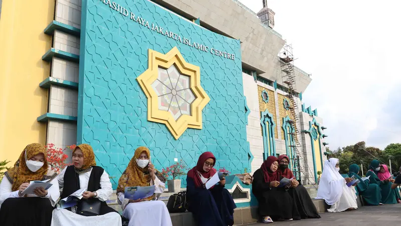 Menunggu Waktu Berbuka Puasa di Masjid Raya Jakarta Islamic Center