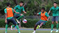 Timnas U-23 saat latihan jelang laga vs Kamboja (Bola.com/Arief Bagus)