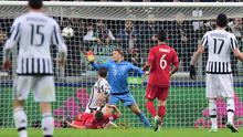 Kiper Bayern Munchen, Manuel Neuer, tak mampu menahan tembakan gelandang Juventus, Stefano Sturaro, yang bersarang di gawangnya pada laga di Juventus Stadium, Turin, Rabu (24/2/2016) dini hari WIB. (AFP/Giuseppe Cacace)