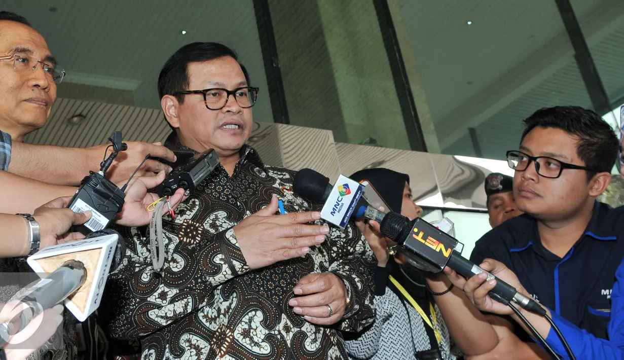 Pramono Anung memberikan keterangan kepada awak media usai mengunjungi KPK, Jakarta, Senin (28/9/2015). Kedatangan Pramono untuk menyampaikan Laporan Harta Kekayaan Penyelenggara Negara (LHKPN) ke KPK.  (Liputan6.com/Andrian M Tunay)