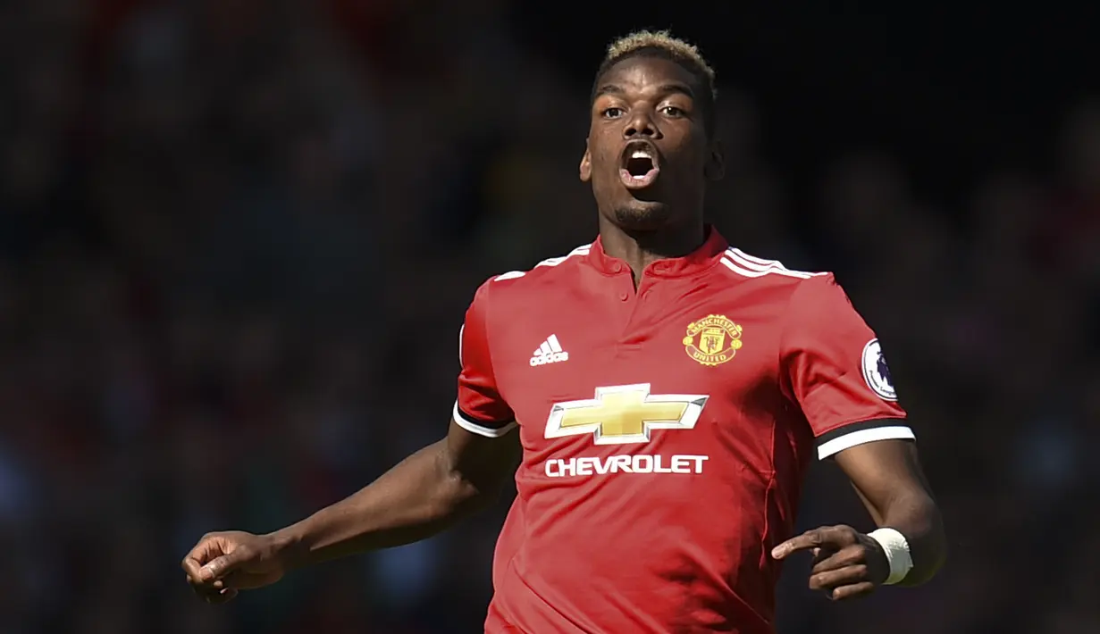 6. Paul Pogba - Tak banyak yang mengira mantan pemain Juventus ialah seorang muslim yang taat. Pemain berkebangsaan Prancis tersebut mengunggah kebersamaannya bersama saudaranya di tanah suci Mekkah di Instagram. (AFP/Oli Scarff)