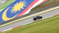 Pebalap Movistar Yamaha, Valentino Rossi, memacu motornya saat sesi latihan kedua jelang GP Malaysia di Sirkuit Sepang, Jumat (27/10/2017). Pada sesi ini pebalap Italia itu berada pada posisi keenam dengan waktu 13,071 detik. (AFP/Manan Vatsyayana)