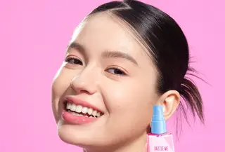 Tidak jarang, kulit jadi cepat kering, berminyak, atau bahkan gampang iritasi. Nah, Dazzle Me punya solusi praktis buat masalah ini lewat inovasi terbaru mereka: B5 & B12 Barrier Spray Serum. [Dok/Dazzle Me].