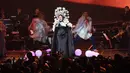 Di Konser Ayat-Ayat Cinta in Concert di Jakarta Convention Center, Senayan, Rabu (20/12/2017), Dewi Sandra kembali memamerkan suara emasnya. Hebatnya, ia satu panggung dengan para diva Indonesia lainnya. (Deki Prayoga/Bintang.com)