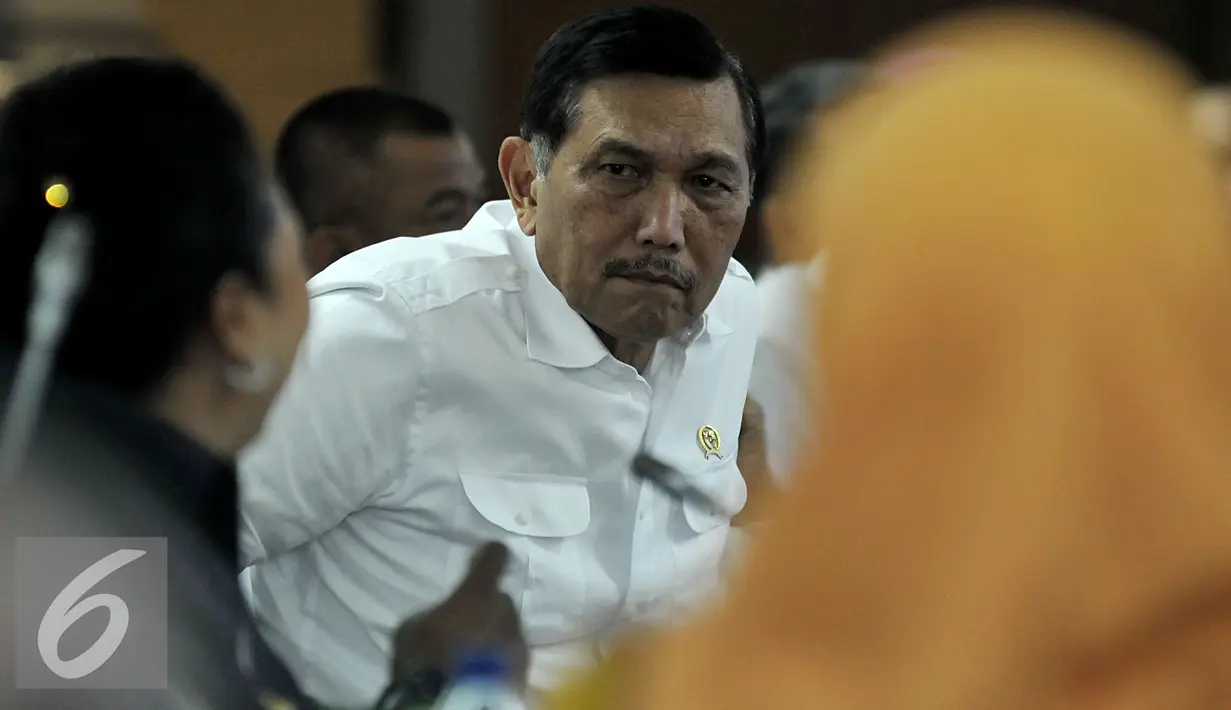 Menko Polhukam Luhut B Pandjaitan terlihat serius saat mengikuti Raker dengan Komite I DPD RI, di Jakarta, Selasa (9/2). Raker membahas tentang otonomi khusus (otsus) Papua dan Papua Barat. (Liputan6.com/Johan Tallo)