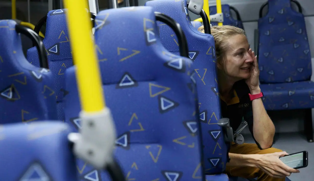 Seorang jurnalis, Joanna Moyse menangis usai bus yang dia dan para jurnalis di Olimpiade Rio 2016 tumpangi ditembak orang tak dikenal ketika dalam perjalanan menuju pusat media centre di Barra da Tijuca, Selasa (9/8). (REUTERS/Shannon Stapleton)
