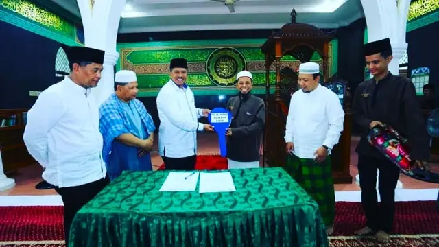 Bupati Siak Alfedri meyerahkan bantuan kendraan operasional bagi remaja Pejuang Subuh di Kabupaten Siak.