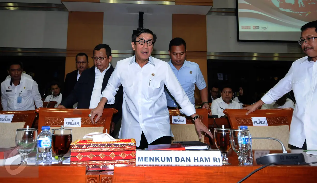 Menkumham, Yasonna Laoly (tengah) jelang mengikuti rapat kerja dengan Komisi III DPR RI di gedung Parlemen, Senayan, Jakarta, Senin (10/4). Rapat membahas sejumlah permasalahan dan pengawasan DPR. (Liputan6.com/Helmi Fithriansyah)