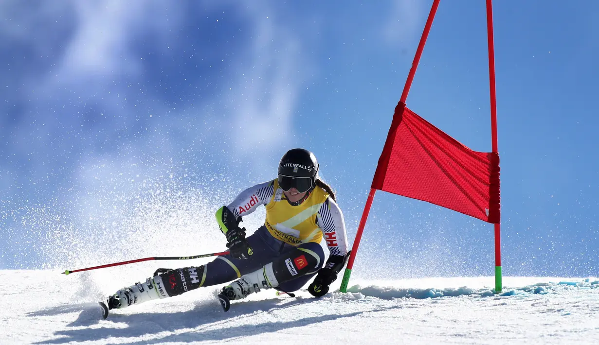 Sarah Hector dari Swedia melewati sebuah gerbang selama slalom wanita musim dingin Winter Games NZ di Cardrona, Queenstown, Selandia Baru, (29/8). (Peter Meecham / Winter Games NZ via AP)