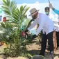 CEO PTPN V Jatmiko K Santosa menanam bibit sawit untuk peremajaan kebun petani plasma di Kabupaten Siak. (Liputan6.com/Istimewa)