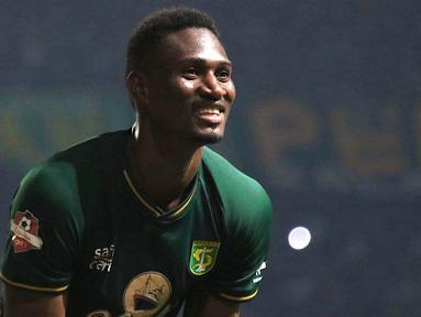 Striker Persebaya Surabaya, Amido Balde, merayakan gol yang dicetaknya ke gawang Persib Bandung pada laga Liga 1 di Stadion Gelora Bung Tomo, Surabaya, Jumat (5/7). Persebaya menang 4-0 atas Persib. (Bola.com/Aditya Wani)