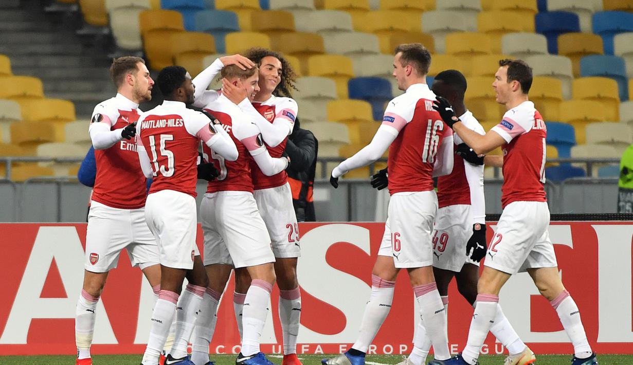 Pemain Arsenal merayakan gol pembuka yang dicetak oleh pemain muda, Emile Smith Rowe ke gawang Vorskla pada laga lanjutan Grup E Liga Europa yang berlangsung stadion NSK Olimpiyskiy, Kyiv, Jumat (30/11). Arsenal menang atas Vorskla 3-0. (AFP/Sergei Supins