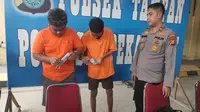 Dua tersangka kepemilikan ribuan pil ekstasi di kantor Polsek Tampan, Pekanbaru. (Liputan6.com/M Syukur)