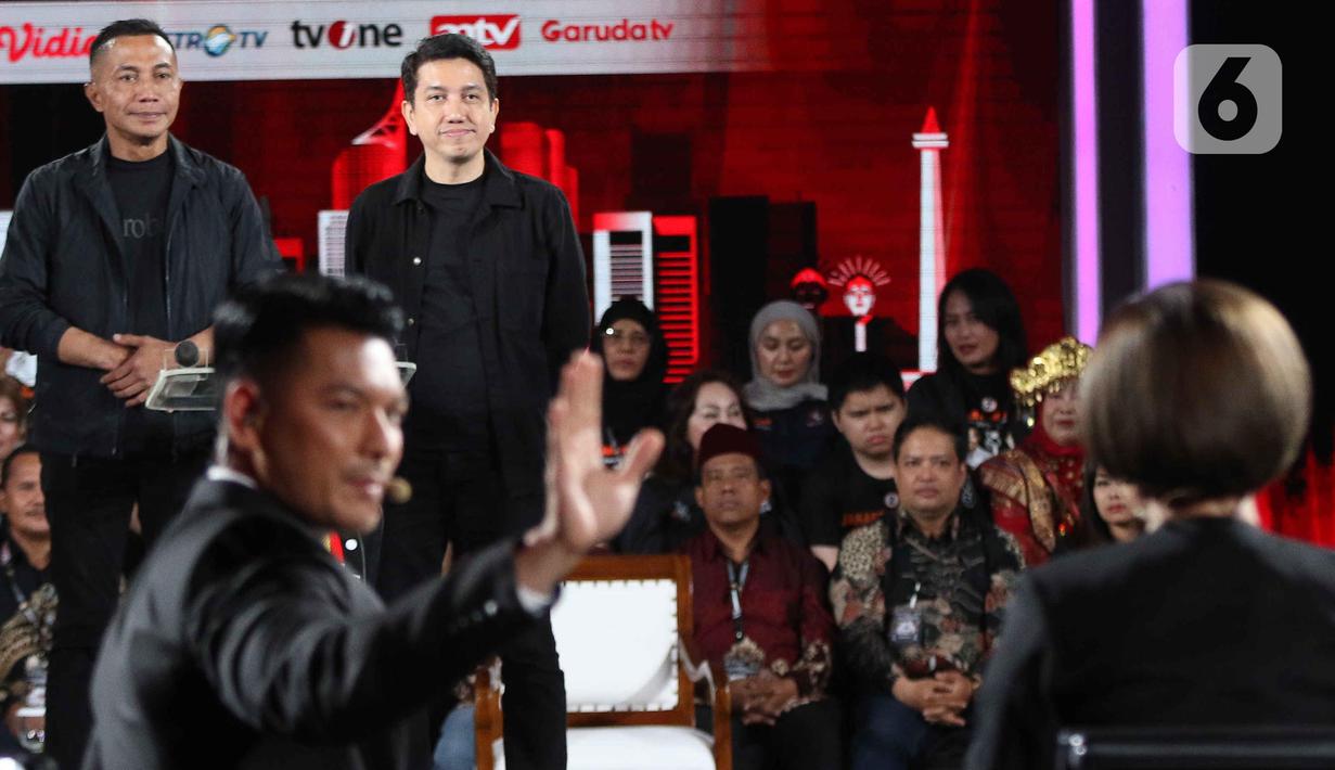 Calon gubernur dan calon wakil gubernur nomor urut 2, Dharma Pongrekun-Kun Wardana saat mengikuti debat ketiga Pemilihan Kepala Daerah Jakarta 2024 di Golden Ballroom Hotel Sultan Jakarta, Minggu (17/11/2024). (Liputan6.com/Herman Zakharia)