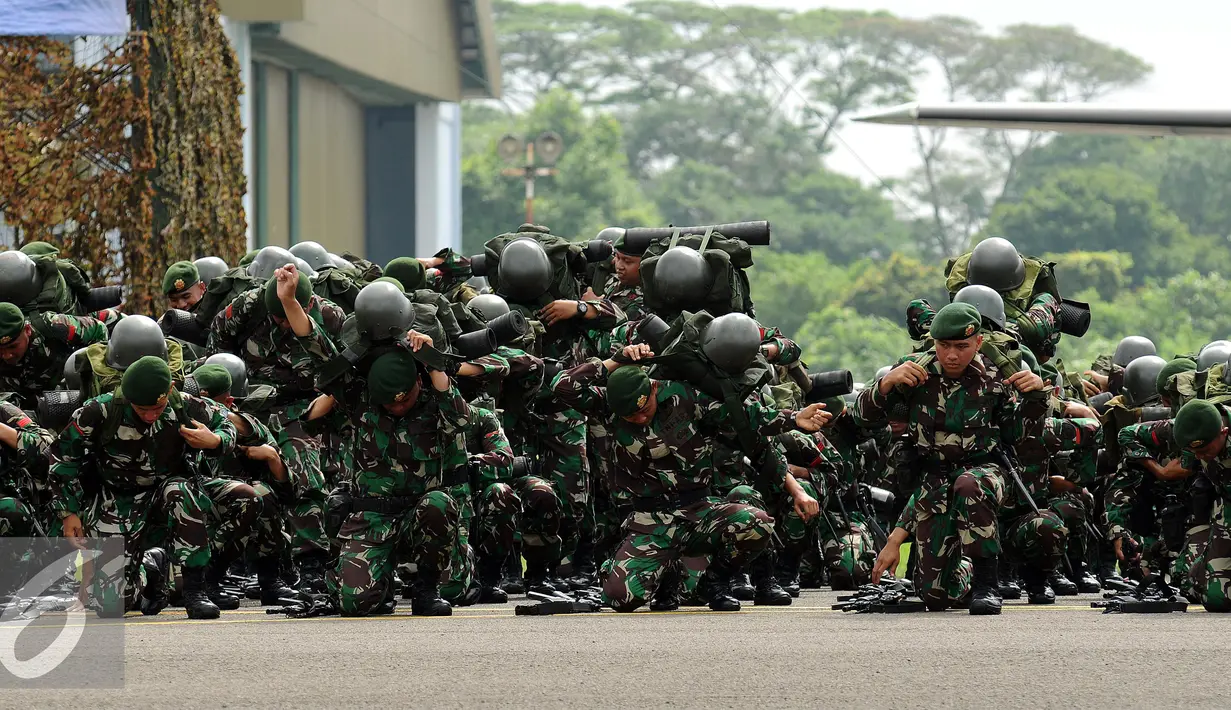 Personil TNI bersiap mengikuti Upacara Alih Kodal PPRC TNI TA 2016-2018 di Halim Perdanakusuma, Jakarta, Kamis (3/3/2016). Serah tugas dari Panglima Divisi II Kostrad ke Panglima Divisi I Kostrad. (Liputan6.com/Helmi Fithriansyah)