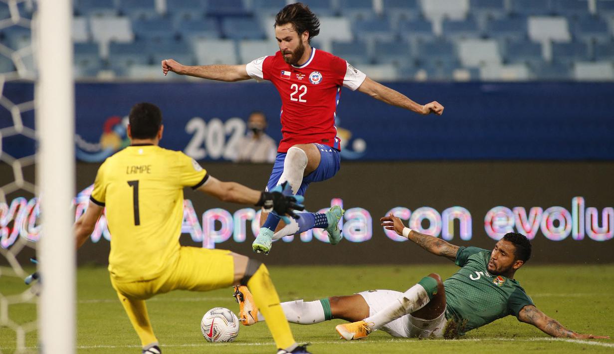 Pada menit ke-23 lagi-lagi Ben Brereton kembali mengancam gawang Bolivia. Sayangnya bola yang ia lesatkan dari kotak pinalti dapat ditepis kiper Bolivia, Carlos Lampe. (Foto: AFP/Silvio Avila)