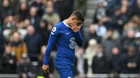 Ekspresi pemain Chelsea, Thiago Silva setelah timnya dipermalukan Tottenham Hotspur 0-2 di pekan ke-25 Premier League yang berlangsung di Tottenham Hotspur Stadium, Minggu (26/2/2023) malam WIB. (AFP/Justin Tallis)