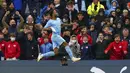 Pemain Manchester City Raheem Sterling melakukan selebrasi usai mencetak gol ke gawang Wolverhampton Wanderers lewat tendangan penalti pada pertandingan sepak bola Liga Inggris di Etihad Stadium, Manchester, Inggris, 11 Desember 2021. Manchester City menang 1-0. (Martin Rickett/PA via AP)