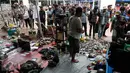 Pengunjung melihat-lihat barang antik di pagelaran 'Jakarta Vintage Weekend Market', Tugu Proklamasi, Jakarta, Minggu (20/12/2015). Kegiatan ini dalam rangka mengumpulkan sumbangan untuk para veteran yang hidup miskin. (Liputan6.com/Faizal Fanani)