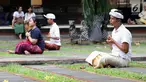 Umat Hindu melakukan sembahyang Hari Raya Nyepi di Pura Aditya Jaya, Jakarta, Kamis (7/3). Hari Raya Nyepi merupakan perayaan Tahun Baru Hindu berdasarkan penanggalan/kalender caka, yang dimulai sejak tahun 78 Masehi. (Liputan6.com/Helmi Fithriansyah)