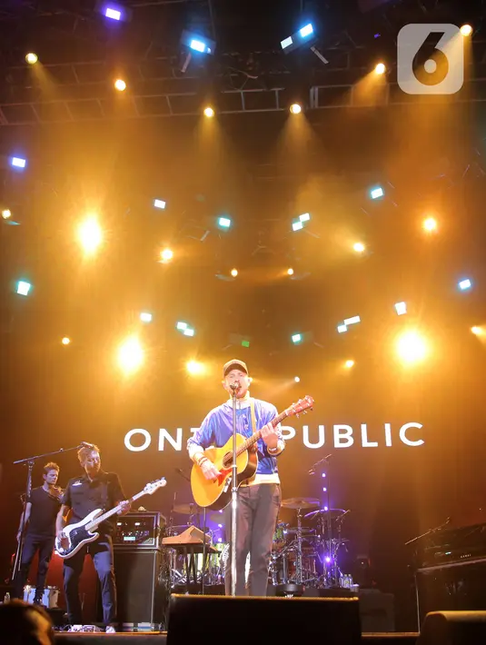 Grup band One Republic tampil pada Woke Up Fest 2023 di Istora Senayan, Jakarta, 25 Februari 2023. Band beraliran pop rock asal Amerika Serikat tersebut tampil memukau dengan membawakan sejumlah lagu di antaranya Secrets dan Good Life dari album Waking Up. (Kapanlagi.com/Bambang E. Ros)