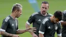 Pemain Bayern Munchen, Rafinha (kiri) dan Franck Ribery berbincang saat mengikuti sesi latihan jelang menghadapi Real Madrid pada semifinal Liga Champions di stadion Allianz Arena di Munich, Jerman, (24/4). (AP Photo/Matthias Schrader)