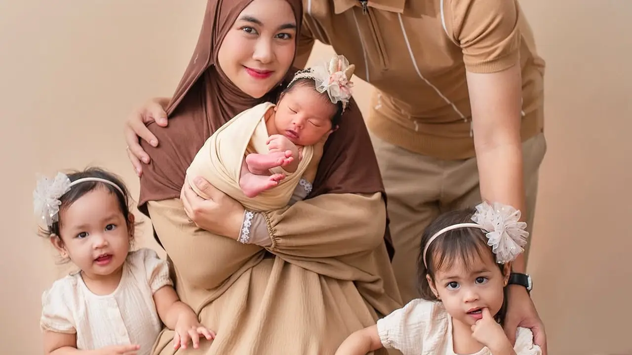 Kasual hingga Formal, 7 Inspirasi Model Baju Couple Anisa Rahma