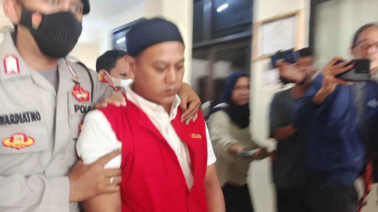 Tersangka Rizky Noviandi Ahmad saat di bawa ke mobil tahanan setelah menjalani sidang putusan hukuman mati di Pengadilan Negeri Depok.