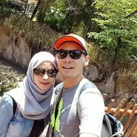 Kekaguman pun tampak dari sisi Ben terhadap istrinya yang menurutnya sangat mencintai keluarga dan solehah. Terlebih Ines telah bersedia menyayangi dan mencintai Sienna, buah pernikahannya dengan Marshanda. (Instagram/nesyanabila)