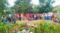 Warga Kabupaten Kuantan Singingi melihat lokasi penemuan mayat bayi setengah terkubur di lokasi perkemahan. (Liputan6.com/M Syukur)