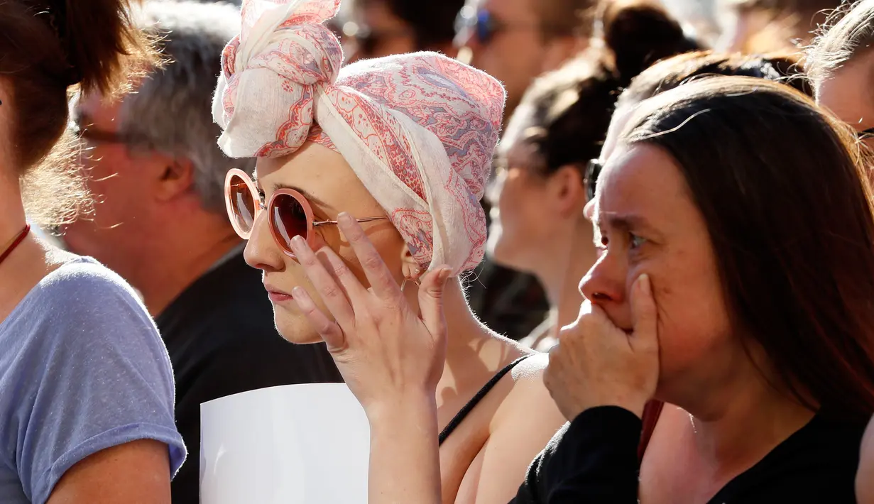 Sejumlah wanita bereaksi saat menghadiri doa bersama di Albert Square, pusat kota Manchester, Inggris, Selasa (23/5). Ribuan warga menunjukkan solidaritas terhadap korban bom di konser Ariana Grande yang menewaskan 22 orang. (AP Photo/Kirsty Wigglesworth)