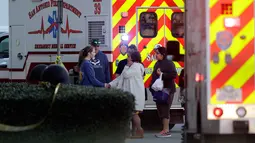Mobil ambulans didatangkan ke Rolling Oaks Mall, Texas setelah terjadinya baku tembak, Minggu (22/1). Polisi menyatakan, ada dua tersangka yang terlibat perampokan dengan penembakan yang menewaskan satu orang. (AP Photo/Eric Gay)
