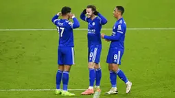 Pemain Leicester City, Ayoze Perez, James Maddison dan Youri Tielemans, melakukan selebrasi usai mencetak gol ke gawang Sheffield United pada laga Liga Inggris di Stadion Brammall Lane, Minggu (6/12/2020). Leicester City menang dengan skor 2-1. (Michael Regan, Pool via AP)